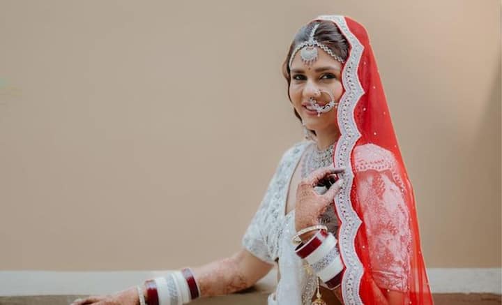 মা-বাবার সামনেও শালীনের হাতে মার খেয়েছেন বলে দাবি দলজিতের। এমনকি গর্ভাবস্থায় তাঁর সঙ্গে একবারও ডাক্তারের কাছে যাননি বলে অভিযোগ করেছেন দলজিৎ। এমনকি সি সেকশনেরও নাকি বিরোধিতা করেন শালীন!