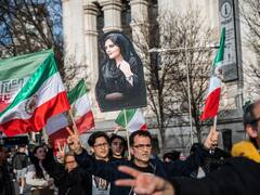 ईरान की पुलिस बनी हैवान, 12 साल के बच्चों को जेल में दिए जा रहे बिजली के झटके, यौन हिंसा का भी आरोप