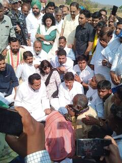 MP News: महू की घटना पर MP की सियासत गर्म, कैलाश विजयवर्गीय के बाद कमलनाथ ने परिजनों से की मुलाकात, तस्वीरें आईं सामने