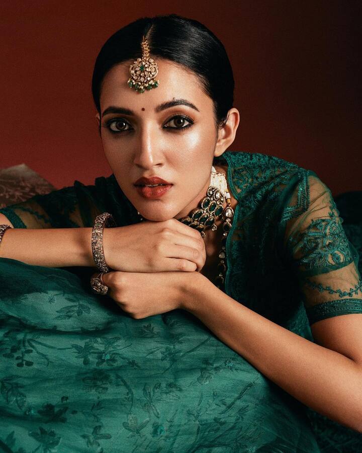 రాయల్ లుక్ లో మెరిసిపోతుంది డీజీ టిల్లు భామ నేహా శెట్టి Image Credit: Neha Shetty/Instagram