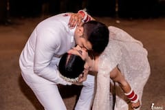 Chirag Batliwalla की बाहों में झूमती नजर आईं Krishna Mukherjee, बेफिक्र होकर घरवालों के बीच 'लिपलॉक' करता दिखा कपल