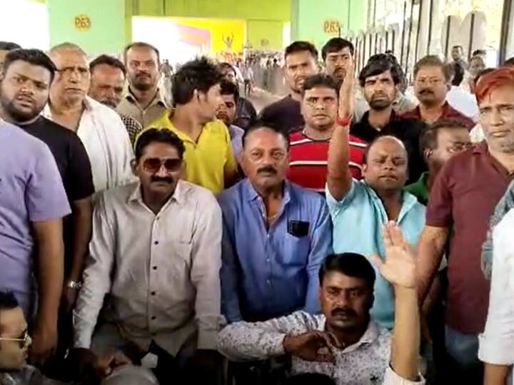 UP Electricity Crisis: वाराणसी में बिजली हड़ताल ने छीना लोगों का सुकून, बिगड़ी दिनचर्या के बाद जनता में आक्रोश UP Electricity Crisis Varanasi public outrage after Strike people routine deteriorated ANN UP Electricity Crisis: वाराणसी में बिजली हड़ताल ने छीना लोगों का सुकून, बिगड़ी दिनचर्या के बाद जनता में आक्रोश