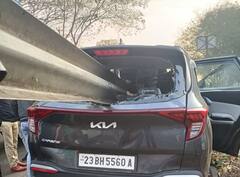 Mumbai-Pune Expressway Accident : पुणे एक्स्प्रेसवेवर आज पुन्हा अपघात, रॉड कारच्या आरपार घुसला, भीषण अपघाताचे फोटो