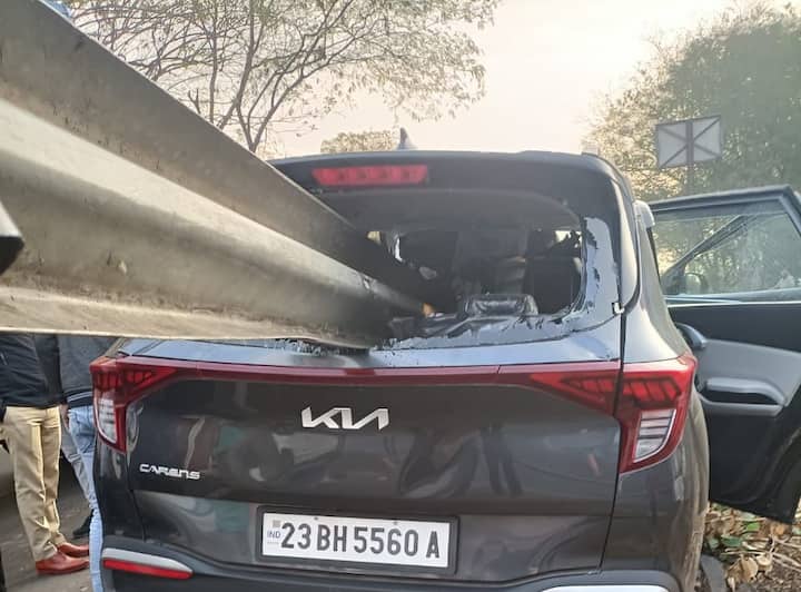 Mumbai-Pune Expressway Accident : मुंबई-पुणे द्रुतगती मार्गावर आज पुन्हा अपघात झाला. या अपघातात डिव्हाईडरचा अख्खा रॉड कारच्या बरोबर मधून आर-पार गेला.
