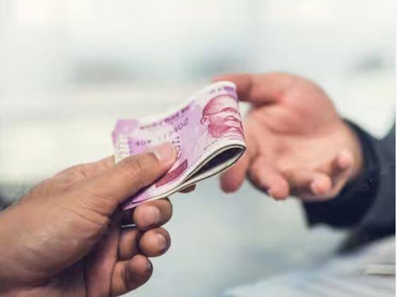 ਇਹ ਕੰਪਨੀਆਂ ਲੱਖਾਂ ਲੋਕਾਂ ਨੂੰ ਰੋਜ਼ਗਾਰ ਦੇ ਰਹੀਆਂ ਹਨ ਪਰ ਕੀ ਤੁਸੀਂ ਜਾਣਦੇ ਹੋ ਕਿ ਇਨ੍ਹਾਂ ਕੰਪਨੀਆਂ ਦੇ ਸੀਈਓ ਕੌਣ ਹਨ ਅਤੇ ਉਨ੍ਹਾਂ ਦੀ ਤਨਖਾਹ ਕਿੰਨੀ ਹੈ। ਇੱਥੇ 5 ਸਭ ਤੋਂ ਵੱਧ ਤਨਖਾਹ ਲੈਣ ਵਾਲੇ ਸੀਈਓਜ਼ ਬਾਰੇ ਜਾਣਕਾਰੀ ਹੈ।