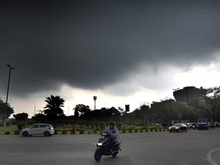 Weather Update Today 18 March Delhi IMD Forecast Rain Safdar Jang Pitampura Palam Ka Mausam Delhi Weather Today: आसमान में छाए काले बादल, किसी भी वक्त हो सकती है बारिश, पढ़ें IMD का नया अलर्ट