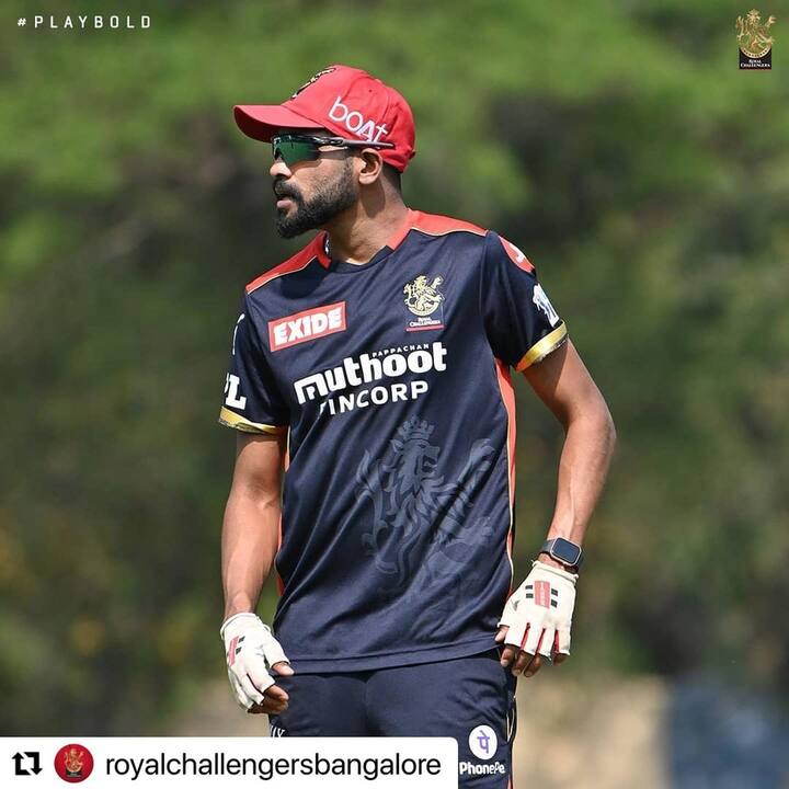 सिराज ने आरसीबी के पोडकास्ट पर करते हुए अपने संघर्ष की कहानी बताई, जिसमें उन्होंने बताया कि कैसे ट्रोलर्स ने बुरी तरह से उनकी आलोचना की थी. आलोचकों ने उन्हें कहे दिया था कि क्रिकेट छोड़ दो और बाप के साथ ऑटो चलाओ.