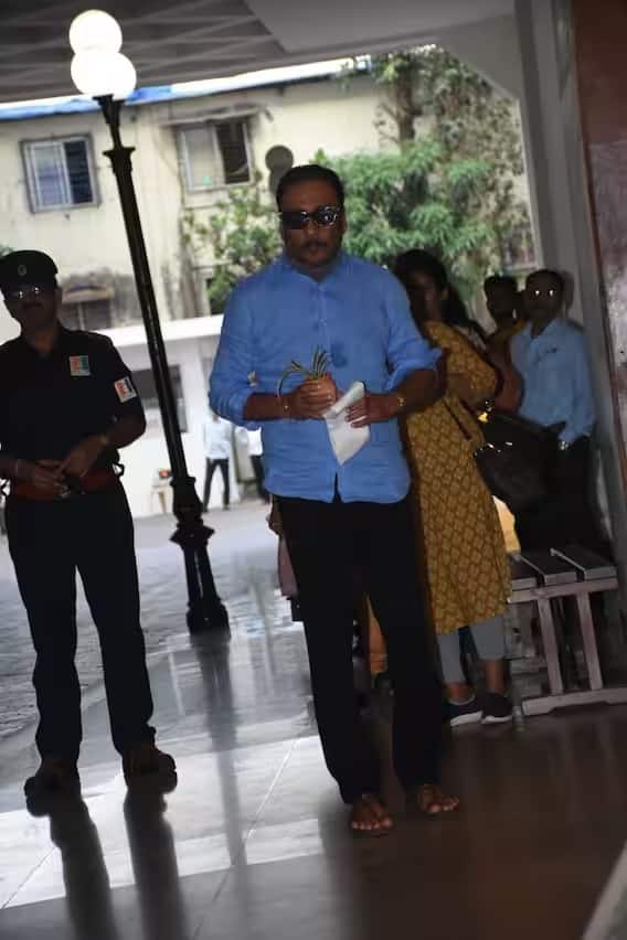 Madhuri Dixit holds prayer meeting for late mother Snehlata, Bollywood stars arrive to pay tribute Madhuri Dixit holds prayer meeting for late mother Snehlata, Bollywood stars arrive to pay tribute