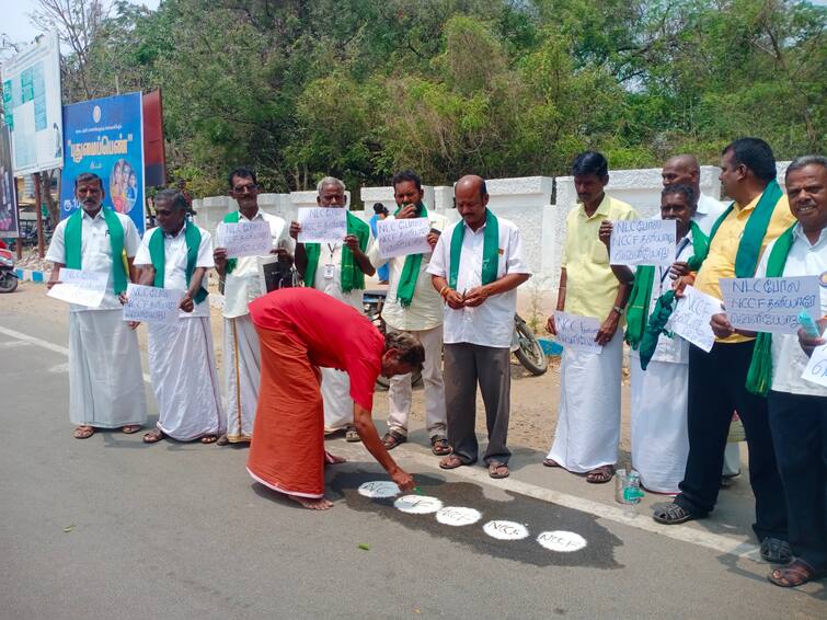 Farmers protest by pouring dosa on the road against direct rice procurement centers being controlled by private companies TNN நேரடி நெல் கொள்முதல் நிலையங்கள்  தனியாருக்கு செல்ல எதிர்ப்பு -  தோசை ஊற்றி விவசாயிகள் ஆர்ப்பாட்டம்