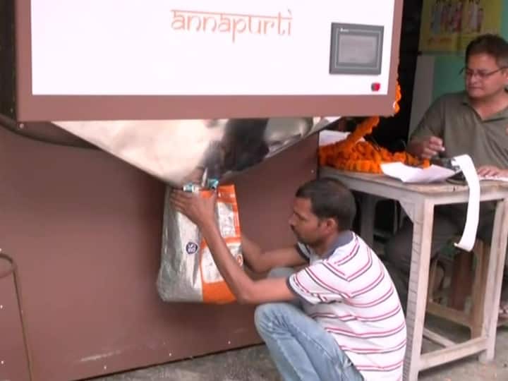 uttar pradesh Grain ATM installed in lucknow with an aim to automate know how it will work ann Grain ATM: राशन की दुकान पर लंबी-लंबी कतारें अब पुरानी बात, लखनऊ में आ गया ग्रेन ATM, जानें कैसे मिलता है गेहूं-चावल