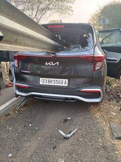 Mumbai-Pune Expressway Accident : पुणे एक्स्प्रेसवेवर आज पुन्हा अपघात, रॉड कारच्या आरपार घुसला, भीषण अपघाताचे फोटो