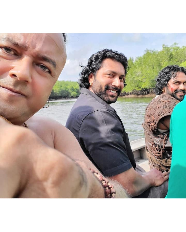 பொன்னியின் செல்வன் திரைப்படத்தில் நம்பி எனும் கதாப்பாத்திரத்தில் வந்தார்