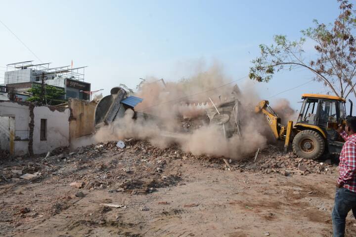 अनधिकृत बांधकाम करुन दहा बाय पंधराच्या जागेवर अतिक्रमण करून भजी वडापाव व चहाचे स्टॉल टाकण्यात आले होते.