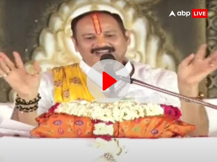Kubereshwar Dham Sehore Pandit Pradeep Mishra Rudraksh chamatkar helas heart attack patient viral video Watch: सीहोर के रुद्राक्ष के पानी का चमत्कार, हार्ट अटैक से पस्त शख्स की चलने लगी सांसें! कथावाचक प्रदीप मिश्रा का दावा