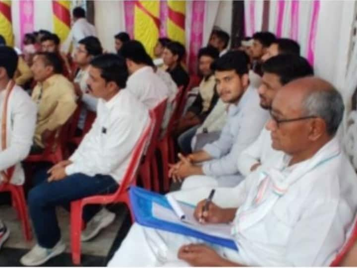 MP News Congress Digvijay Singh sitting among the workers in last line during meeting in Datia Datia News: बैठक में कार्यकर्ताओं के बीच आखिरी लाइन में बैठे दिग्विजय सिंह, जानें- इसके पीछे की वजह