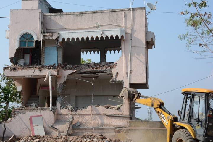 मागील दोन दिवसांपासून विषय गाजत असलेल्या एन-5  येथील गोखले ईमारत देखील यावेळी पाडण्यात आली आहे.