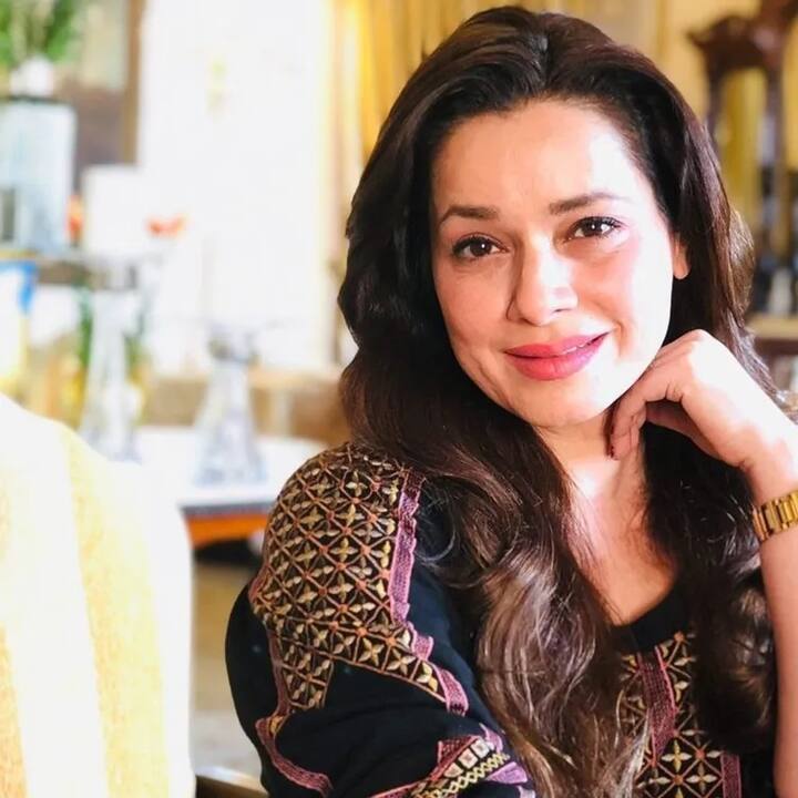 बता दें कि एक्ट्रेस इन दिनों इंडस्ट्री से दूर ज्वेलरी डिजानइर के तौर पर काम कर रही हैं. साथ ही वो सोशल मीडिया पर भी काफी एक्टिव हैं.