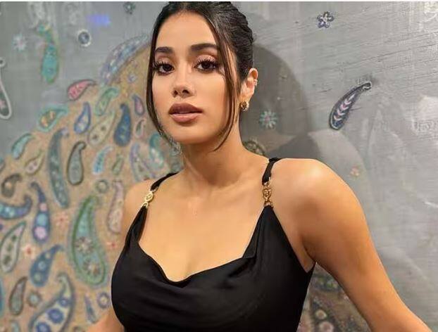 Janhvi Kapoor Photos: ਜਾਨ੍ਹਵੀ ਕਪੂਰ ਦਾ ਫੈਸ਼ਨ ਸੈਂਸ ਕਾਫੀ ਪਸੰਦ ਕੀਤਾ ਜਾਂਦਾ ਹੈ। ਉਹ ਹਰ ਲੁੱਕ ਵਿੱਚ ਕਹਿਰ ਢਾਹੁੰਦੀ ਹੈ। ਹੁਣ ਜਾਹਨਵੀ ਕਪੂਰ ਨੇ ਆਪਣੀਆਂ ਲੇਟੈਸਟ ਤਸਵੀਰਾਂ ਪੋਸਟ ਕੀਤੀਆਂ ਹਨ, ਜਿਸ 'ਚ ਉਹ ਗਲੈਮ