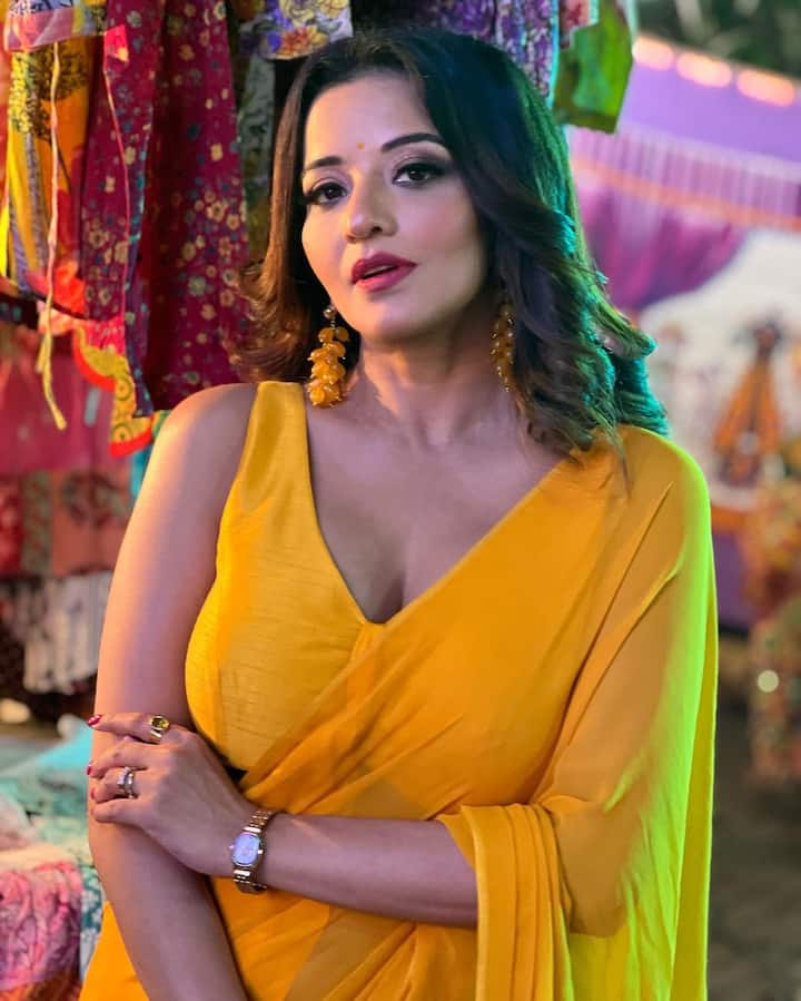 मोनालिसा पीली साड़ी में काफी खूबसूरत दिख रही हैं. वह अपनी इंस्टाग्राम अकाउंट पर आए दिन रिल्स बनाकर शेयर करती रहती हैं. यूजर्स उनकी रिल्स को काफी पसंद करते हैं.