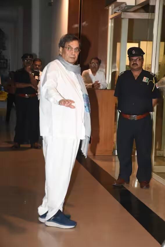 Madhuri Dixit holds prayer meeting for late mother Snehlata, Bollywood stars arrive to pay tribute Madhuri Dixit holds prayer meeting for late mother Snehlata, Bollywood stars arrive to pay tribute
