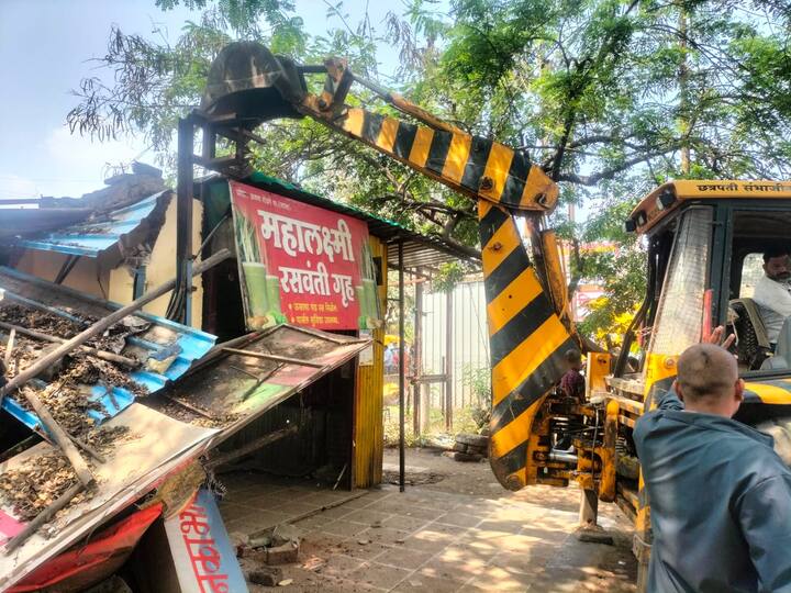 याशिवाय महानगरपालिकेच्या पथकाने छोटे-मोठे लहान बोर्ड काढून रस्ता मोकळा केला आहे.