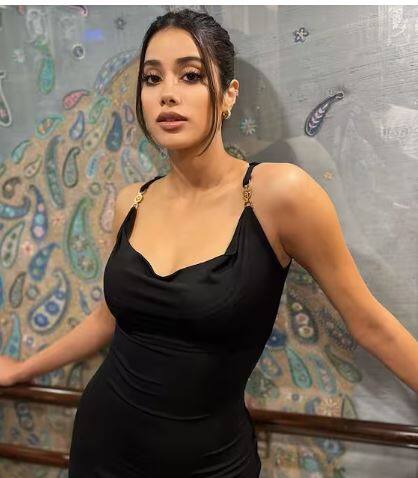 Janhvi Kapoor Photos: Janhvi Kapoor stuns in front of the camera in a black bodycon dress