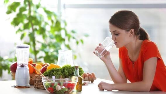 Health Tips: If you make this mistake while eating, then along with weight gain, the digestive system will also be affected. Health Tips: If you make this mistake while eating, then along with weight gain, the digestive system will also be affected.