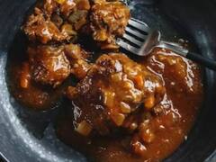 Black Mutton Curry: मटन करी के हैं शौकीन तो एक बार जरूर घर पर बनाएं 'ब्लैक मटन करी'