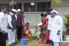 Purandar : लेकीच्या लग्नात वडिलांची अनोखी शक्कल; वऱ्हाड्यांना रोपट्यांचा आहेर