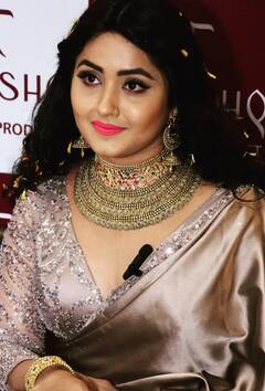 Bhojpuri News: स्टाइलिश साड़ी पहन Kajal Raghwani ने दिखाया हुस्न का जलवा, हसीन लुक देख फिदा हुए फैंस