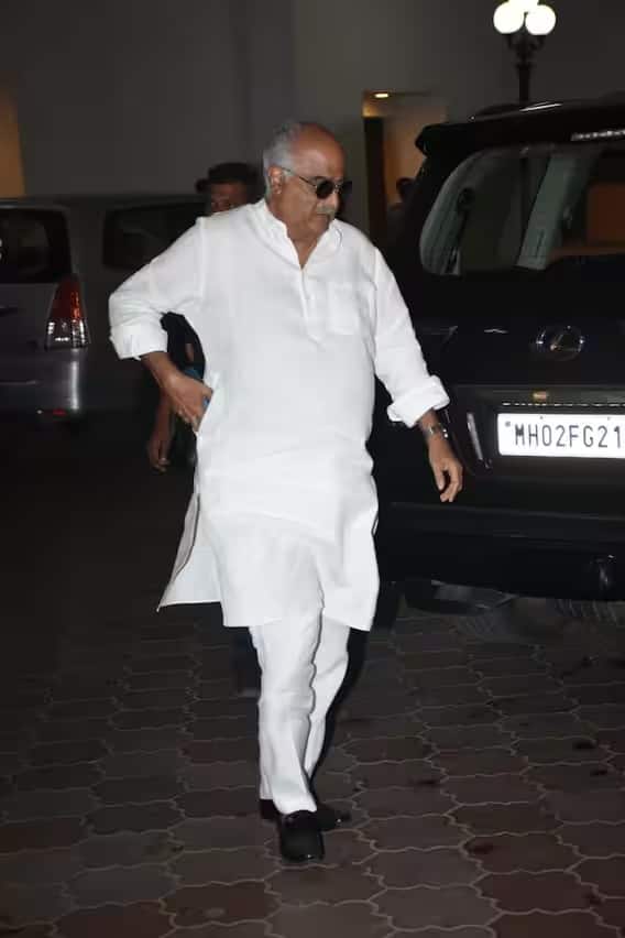 Madhuri Dixit holds prayer meeting for late mother Snehlata, Bollywood stars arrive to pay tribute Madhuri Dixit holds prayer meeting for late mother Snehlata, Bollywood stars arrive to pay tribute