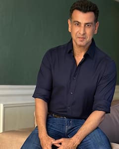 Ronit Roy Journey: जेब में 6 रुपये लेकर मुंबई आए थे रोनित रॉय, बनना पड़ा अमिताभ बच्चन का बॉडीगार्ड, आज हैं टीवी के बड़े सितारे, देखिए उनके संघर्ष की कहानी