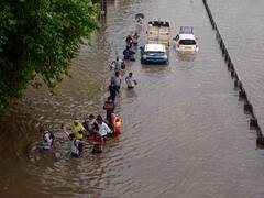 Delhi Weather: दिल्ली-एनसीआर में जमकर बारिश, गुरुग्राम बना तालाब, देखें तस्वीरें
