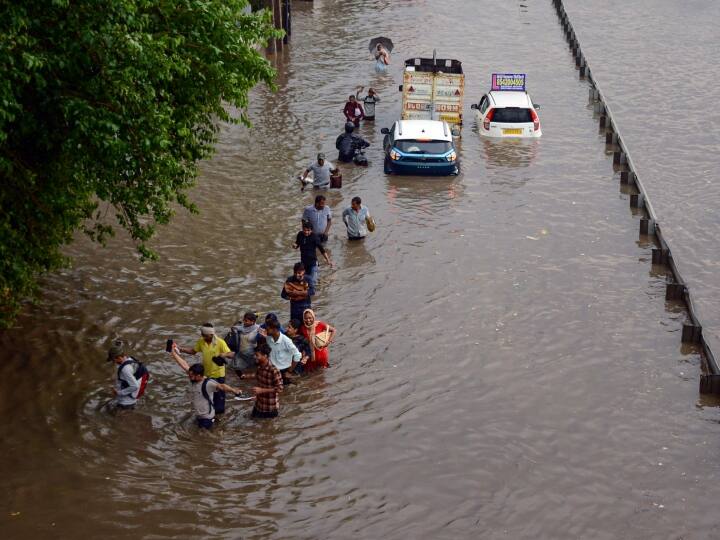 Delhi Weather Report: दिल्ली-एनसीआर को कई हिस्सों में शनिवार को बारिश हुई. कहीं हल्की तो कहीं भारी बारिश दर्ज की गई. बारिश की वजह से कई जगहों पर जलजमाव की भी स्थिति पैदा हो गई.