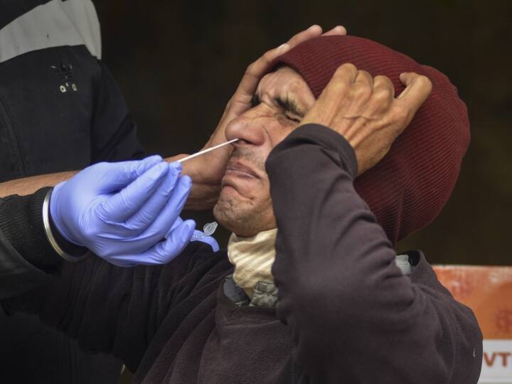 Coronavirus Update: सावधान! नहीं थम रही कोरोना की रफ्तार, 126 दिनों के बाद एक दिन में आए 800 से ज्यादा केस Coronavirus Cases in India increasing after 126 days covid Active Cases 5000 plus Coronavirus Update: सावधान! नहीं थम रही कोरोना की रफ्तार, 126 दिनों के बाद एक दिन में आए 800 से ज्यादा केस