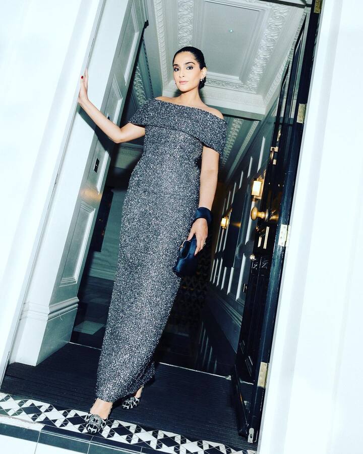 बॉलीवुड अभिनेत्री सोनम कपूर सोशल मीडिया पर काफी एक्टिव रहती हैं. अपनी लेटेस्ट तस्वीरों से लेकर वीडियो तक एक्ट्रेस फैंस के साथ शेयर करती रहती हैं. हाल ही में उन्होनें अपना खूबसूरत लुक फैंस को दिखाया है.