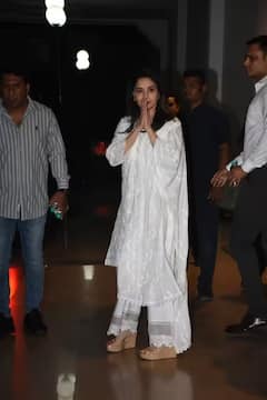 ਮਾਧੂਰੀ ਦੀਕਸ਼ਿਤ ਨੇ ਆਪਣੀ ਮਰਹੂਮ ਮਾਂ ਸਨੇਹਲਤਾ ਲਈ ਰੱਖੀ ਪ੍ਰਾਥਨਾ ਸਭਾ, ਸ਼ਰਧਾਂਜਲੀ ਦੇਣ ਪਹੁੰਚੇ ਬਾਲੀਵੁੱਡ ਸਿਤਾਰੇ ਪਹੁੰਚੇ