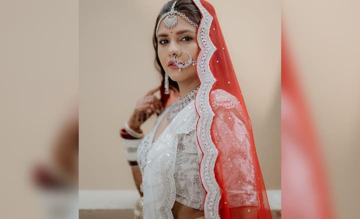 কিন্তু জীবন মোটেই মসৃণ হয়নি দলজিতের। অভিনেতা শালীন ভানৌতকে বিয়ে করেছিলেন ভালবেসে। সিরিয়ালের সেটেই আলাপ তাঁদের।