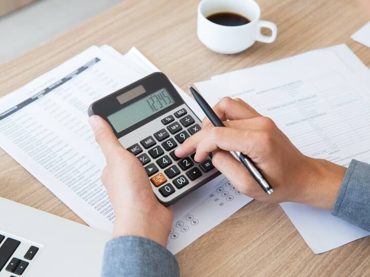 सीनियर सिटीजन सेविंग स्कीम के तहत भी 1.5 लाख रुपये का टैक्स बचा सकते हैं. इस योजना में 8 फीसदी का सालाना ब्याज मिलता है. इसमें निवेश की लिमिट 30 लाख रुपये हो गई है.