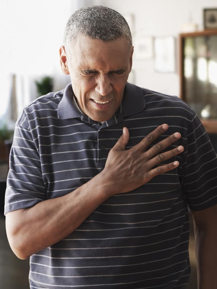 Emergency care for a heart attack when you alone at home जब अकेले हों और आ जाए हार्ट अटैक, तो खुद की जान बचाने के लिए करें ये काम