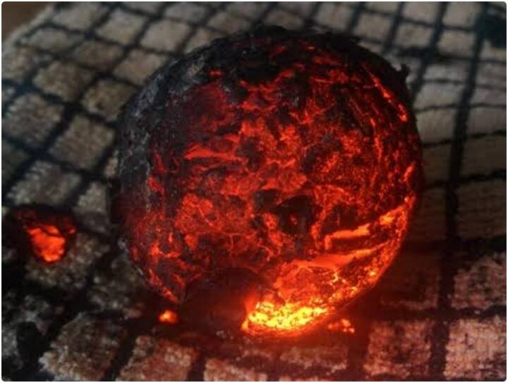 Photo of litti shining like a meteorite went viral लिट्टी है या उल्का पिंड... महिला ने पहली बार बनाया लिट्टी-चोखा, तस्वीर देख यूजर्स ने दिए फनी रिएक्शन