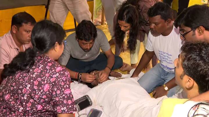 এর আগে বকেয়া DA-র দাবিতে ২০ ও ২১ ফেব্রুয়ারি টানা ২ দিন সরকারি দফতরে কর্মবিরতির ডাক দিয়েছিলেন আন্দোলনকারীরা। এরপর ১০ মার্চ রাজ্যজুড়ে ধর্মঘট পালন করেন তাঁরা।