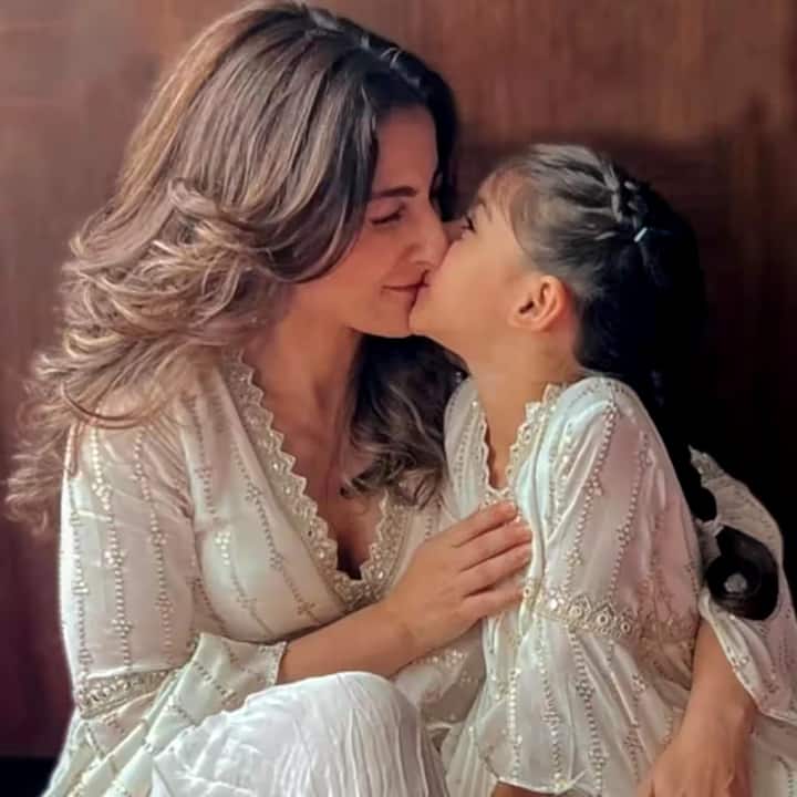 सोहा अली खान पटौदी खानदान की राजकुमारी है और आपको बता दें कि बॉलीवुड की जानी-मानी अभिनेत्री भी हैं. इसी के साथ-साथ उन्होंने एक बार अपनी बेटी इनाया कोलिप किस कर दिया था और तस्वीरों को शेयर भी कर दिया था. जिसके बाद में एक्ट्रेस पर भारतीय संस्कृति का अपमान करने का आरोप लगा दिया गया था और उन्हें ट्रोल भी किया था.