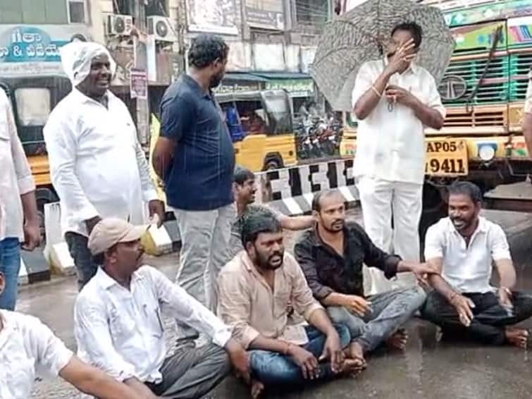 TDP Protest: CI Durgasekhar Reddy hit a TDP worker – Telugu brothers protest even in the rain!