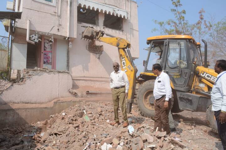 त्यामुळे जिजाऊ चौकामधील हे अतिक्रमण काढण्यात आले व शौचालय जाण्यासाठी पूर्णपणे रस्ता मोकळा करण्यात आला.