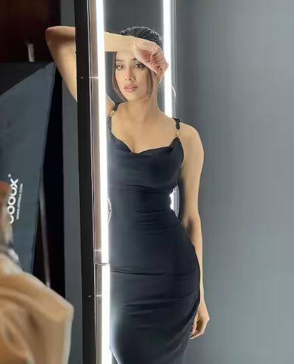 जान्हवी कपूर तस्वीरें: जान्हवी कपूर ने ब्लैक बॉडीकॉन ड्रेस में कैमरे के सामने तहलका मचा दिया