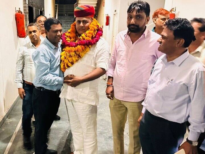 MLA Madan Prajapat Wears Silver Shoes after 388 days as Balotra becomes Rajasthan New district ANN Rajasthan New Districts: राजस्थान के एक ऐसे विधायक जो पहनेंगे चांदी के जूते, जानिए उनकी पूरी कहानी