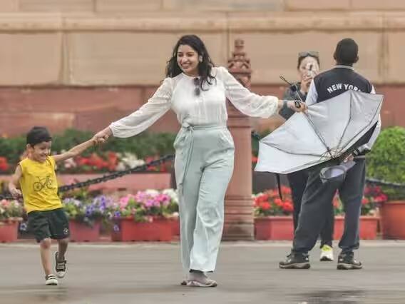 Weather Update: पंजाब समेत देश के इन राज्यों में भारी बारिश, ओलावृष्टि ने हालात बेहाल किए, देखें तस्वीरें Weather Update: पंजाब समेत देश के इन राज्यों में भारी बारिश, ओलावृष्टि ने हालात बेहाल किए, देखें तस्वीरें