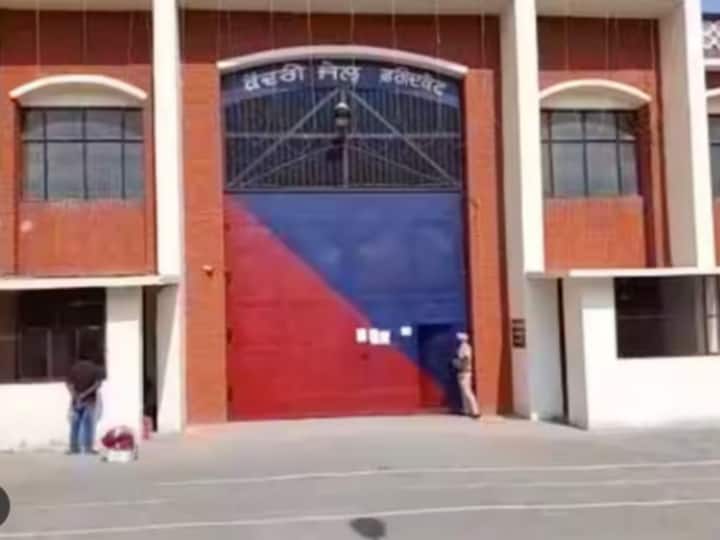 Punjab Crime: पंजाब की जेलों में फिर चला सर्च ऑपरेशन, फरीदकोट जेल से 18 मोबाइल समेत ये सामान हुआ बरामद search operation again in punjab jails, mobile phones recovered from Faridkot jail Punjab Crime: पंजाब की जेलों में फिर चला सर्च ऑपरेशन, फरीदकोट जेल से 18 मोबाइल समेत ये सामान हुआ बरामद
