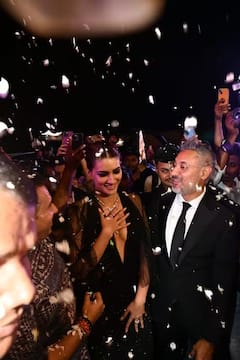 Kriti Sanon Photos: સ્મૉકી આઇ સાથે ડીપનેક બ્લેક ગાઉનમાં કૃતિ સેનને બિખેર્યો જલવો, તસવીરો પરથી નજર હટાવવી નથી આસાન